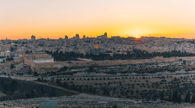 Vista de Jerusalém ao amanhecer, representando a restauração dos muros no sermão O Sacrifício que Promove a Alegria
